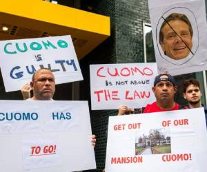 Una investigación contra el gobernador indica que ha acosado sexualmente a por lo menos 11 mujeres.