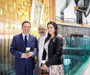 La pareja junto a un sacerdote de la Basílica de Guadalupe en la ciudad de México.