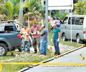 Los investigadores recolectaron al menos 70 casquillos de armas de grueso calibre frente a la morgue de San Pedro Sula.
