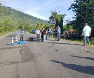 Tras la colisión en la vía quedaron esparcidos los destrozos de las dos motocicletas, mientras que los cuerpos fueron levantados por Medicina Forense. Foto cortesía: Radio América.