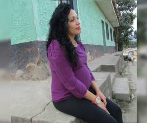 Cinthia Palomo dijo que se encuentra feliz de que su embarazo se lleve a cabo con normalidad y ya no corre riesgo.