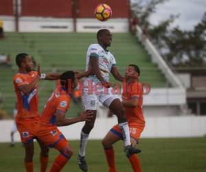 Los Lobos de la UPN ante Platense en el estadio Carlos Miranda de Comayagua. (Foto: EL HERALDO)