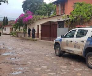Las propiedades del exmandatario hondureño permanecen custodiadas por agentes policiales.