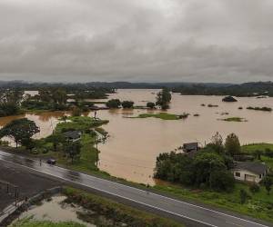 Las lluvias continuarán hasta el sábado, con pronósticos de vientos fuertes y más precipitaciones.
