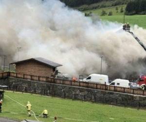Las autoridades lograron sofocar el incendio que se generó producto de la explosión y evitaron que se propagara y causara daños mayores. Foto: Cortesía