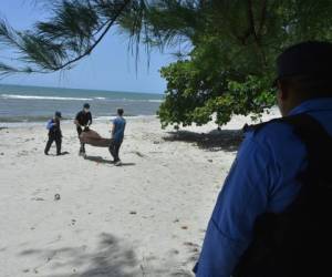 El cadáver decapitado de Flor Idalia Chávez fue hallado el pasado lunes en una playa de La Ceiba, Atlántida. Este martes mataron a la última persona con quien fue vista la joven. Foto: Grupo OPSA.