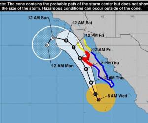 El Centro Nacional de Huracanes (NHC) de Estados Unidos dijo que el huracán se moverá a lo largo de la península de Baja California.
