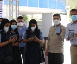 Las autoridades entregaron a un grupo de alumnos dispositivos electrónicos conectados a plataformas pedagógicas digitales que han sido creadas en el marco de la pandemia covid-19.