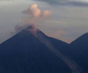 El volcán hizo erupción el domingo con nubes de ceniza caliente mezclada con agua y escombros que bloquearon las carreteras y dejaron varias viviendas en llamas. (Foto: AP)