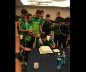 En un video compartido por su compañero Oribe Peralta en su cuenta oficial de Twitter se muestra cómo se la pasa el futbolista en este día especial.