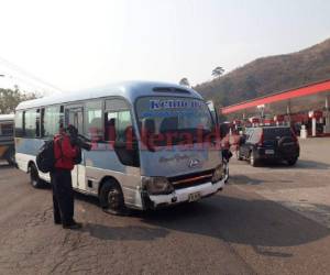 El autobús 'rapidito' quedó cruzado en medio de la carretera. Foto Alex Pérez/ EL HERALDO