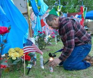 Pasqual Magaña hace una pausa el 12 de abril de 2024 para reflexionar, mientras enciende velas en un altar a los seis trabajadores que murieron en el derrumbe del puente Francis Scott Key. Conoció a dos: Maynor Suazo Sandoval y José Maynor López. (Amy Davis | Baltimore Sun)
