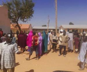 Cuando ocurrió el ataque, la policía encaró a los asaltantes, lo que dio tiempo a algunos alumnos a encaramarse sobre la cerca de la escuela y huir, informó el portavoz de la policía de Katsina, Gambo Isah. Foto: AP.