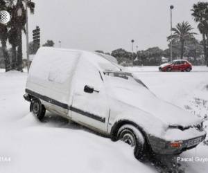 Un vehículo quedó estancado bajo una importante nevada en Palavas-les-Flots, sur de Francia. Foto AFP