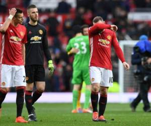 Los jugadores del Manchester United salen molestos del partido.