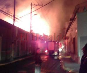 Loa Bomberos luchaban esta mañana por controlar las llamas.