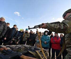 Los residentes asisten a un entrenamiento abierto organizado para civiles por veteranos de guerra y voluntarios que enseñan el manejo básico de armas.