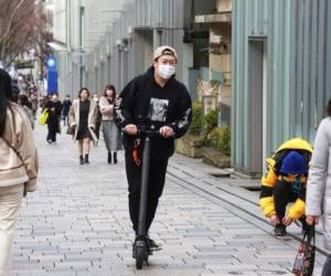 Los nuevos contagios han bajado en Tokio y en el conjunto del país desde principios de enero, pero los expertos dicen que los hospitales siguen desbordados con casos graves y que las medidas preventivas deberían seguir activas. Foto: AP