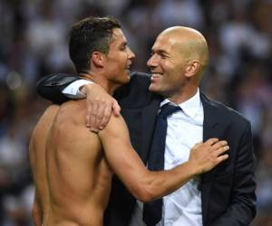 Cristiano Ronaldo abraza al Zidane tras conquistar el triplete en la Champions League. Foto:AFP