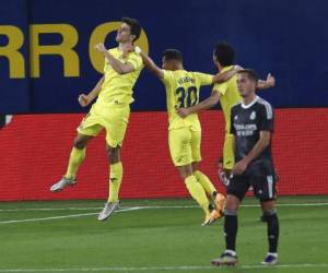 El atacante de Villareal Gerard Moreno, izquierda, celebra tras anotar un gol en un partido contra Real Madrid en La Liga española este sábado. Foto: AP.
