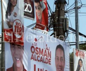 A través de vallas publicitarias, calcomanías o rótulos, los partidos políticos apuestan a captar la atención del electorado. Los rótulos del Partido Liberal atestaron los postes del cableado eléctrico (Foto: David Romero / Emilio Flores / EL HERALDO)