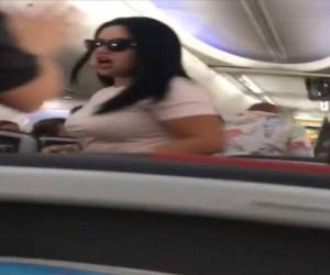 Captura de pantalla de un video grabado por uno de los pasajeros donde se observa a Tiffany McLemore gritando y enfurecida.
