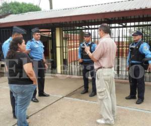 La institución permanece resguardada por elementos de la Policía Nacional, foto: Mario Urrutia/ El Heraldo.