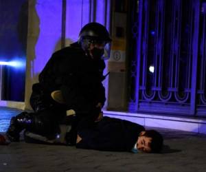 Policías y manifestantes se enfrentaron este sábado en Barcelona, por quinta noche consecutiva. Foto:AFP