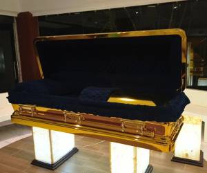 El ataúd modelo “Regal Gold”, vinculado a funerales de figuras del crimen organizado, comenzó a comercializarse en distintos estados de México como parte de la oferta de servicios funerarios de alta gama, con un costo que puede alcanzar los 200 mil pesos.