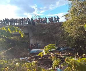 Un autobús que cubría la ruta La Libertad – Las Lajas sufrió un grave accidente este domingo en el sector de Candelaria, en el municipio de La Libertad, Comayagua, al precipitarse a una hondonada, dejando al menos 16 personas heridas, según reportes preliminares.