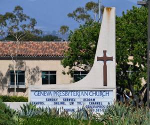 Una vista de la Iglesia Presbiteriana de Ginebra el 16 de mayo de 2022 después de que una persona murió y cinco resultaron heridas durante un tiroteo el 15 de mayo de 2022 en la iglesia de Laguna Woods, California.
