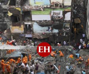Al menos 15 personas murieron y otras 25 podrían estar atrapadas bajo los escombros de un edificio residencial de tres pisos que se derrumbó de madrugada el lunes en el oeste de India, indicaron las autoridades. Fotos: AP / AFP.