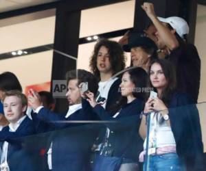 El rockero Mick Jagger observa la semifinal de la Copa del Mundo entre Inglaterra y Croacia, el miércoles 11 de julio de 2018, en el estadio Luzhniki de Moscú.