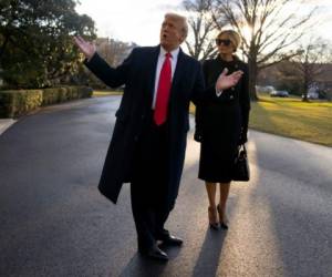 El presidente Donald Trump y la primera dama Melania Trump salen de la Casa Blanca el 20 de enero de 2021 en Washington, DC. Foto: AFP