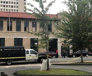 La escena del crimen en las afueras del club de Arkansas, Estados Unidos, el sábado, después del tiroteo. (AP Photo/Andrew DeMillo)