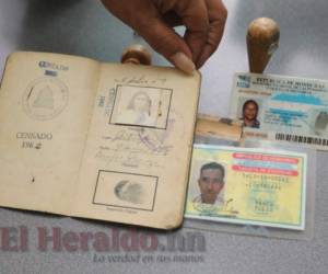 Estas son las tres cédulas que han identificado a los hondureños durante los últimos 66 años. Fotos: Efraín Salgado / EL HERALDO.