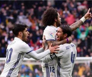 Marcelo, celebrando un gol, mientras es acompañado por Asensio y Sergio Ramos. (AFP)