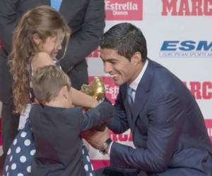 Luis Suarez recibió el premio de manos de sus dos pequeños hijos (Foto: Agencia AFP)