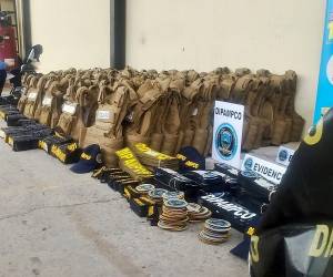 Uniformes, chalecos antibalas, armamento y equipo táctico de la extinta Dipampco fueron retirados por la Policía Nacional como parte del proceso de transición hacia la nueva Dirección de Lucha Contra la Extorsión y el Terrorismo (DEAT). La jefa de UMEP 1 de Tegucigalpa insta a población denunciar si ven a alguien portando insignas de Dipampco.