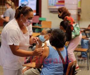 La población debe acudir a vacunarse contra el covid-19 ante la amenaza de la nueva variante ómicron. Foto: David Romero/El Heraldo