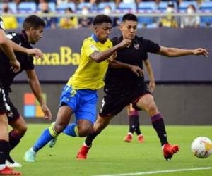 Choco Lozano inició de titular este sábado con el Cádiz de la primera división de España.