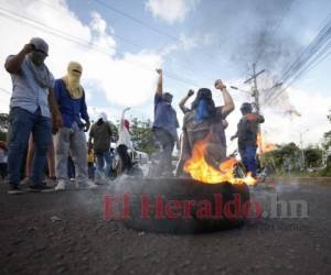 Los encapuchados también han quemado llantas en los accesos que se han tomado este día. Foto: Emilio Flores/ EL HERALDO.