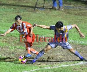 Javier Portillo del Vida ante Odis Borjas del Real España. Foto: Javier Rosales - El Heraldo.