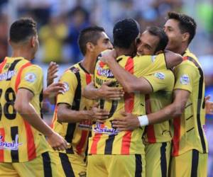 Los jugadores del Real España celebran su primer gol ante el Motagua en el Partido por la Paz. Nicolás Cardozo hizo la anotación tras una asistencia de Ronaldinho (Foto: EL HERALDO)