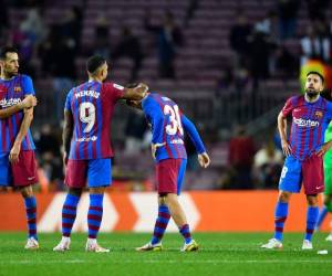 El Barça, tras dos derrotas consecutivas, logró sumar un punto, pero sigue lejos de los equipos de cabeza, que lidera el Real Madrid, a ocho puntos de los azulgranas.