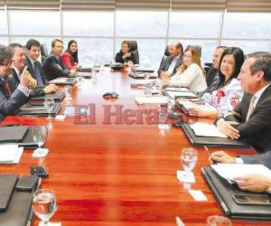 La misión del FMI, encabezada por Roberto García-Saltos, se reunió ayer con los secretarios de Estado del gobierno hondureño en la sede del Banco Central de Honduras. Foto Jonhy Magallanes