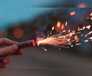 Lamentablemente, muchos niños pierden sus dedos tras explotarles cohetes en sus manos.