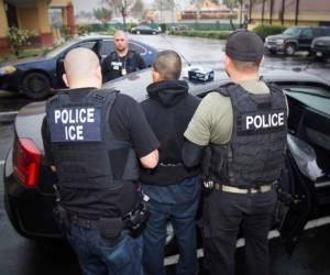 En esta fotografía publicada por el Servicio de Control de Inmigración y Aduanas de Estados Unidos, un extranjero es arrestado durante un operativo contra inmigrantes no autorizados, en Los Ángeles. Foto: Agencia AP / Charles Reed /Servicio de Control de Inmigración y Aduanas.