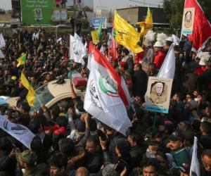 Los asistentes al funeral, en su mayoría hombres con uniforme militar negro, portaban banderas de Irak y de las milicias respaldadas por Teherán, que eran extremadamente leales a Soleimani. AFP.