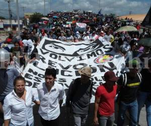 Movilización de los estudiantes, docentes, padres de familia previo al primer acercamiento con las autoridades en Ciudad Universitaria (CU), fotos: EL HERALDO